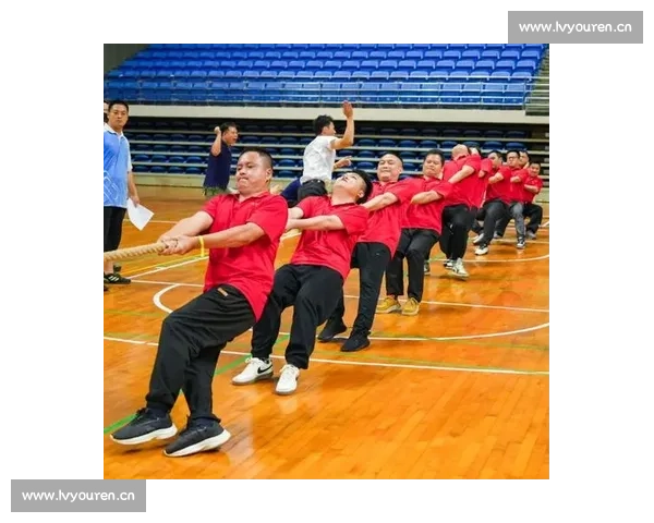 拔河竞技展英姿，力与智比拼争风流，团结协作共奋进，胜利属于勇者心